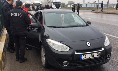 Seyir halindeki otomobile ateş açıldı