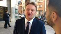 Le gouverneur du Hainaut fera l intermédiaire.Manifestation de la police.Ils voulaient remettre une lettre au ministre Jambon.. Vidéo 2 Eric Ghislain