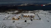 Kar yağışıyla beyaza bürünen göl manzaralı Hazar Baba Dağı drone ile görüntülendi