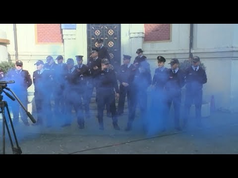 LIVE/ Banorët e Astirit hedhin tymuese para Bashkisë Tiranë