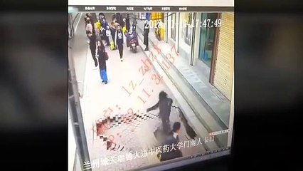 Une femme disparait au moment où le sol se dérobe sous elle