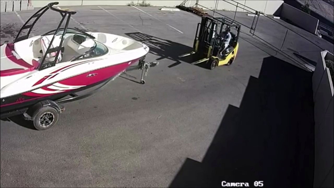 Le mec le plus stupide du monde déplace un bateau avec un chariot élévateur et enchaîne les maladresses