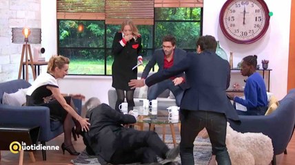 L'incroyable chute sur le plateau de La Quotidienne - ZAPPING TÉLÉ DU 15/11/2018