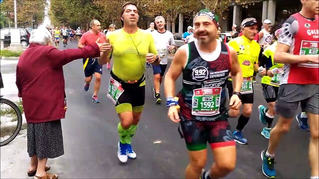 Cette mamie adorable fait des high five pendant un marathon et les internautes adorent !
