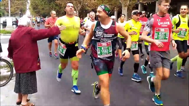 Cette mamie fait des high five pendant un marathon en Italie et c'est adorable !
