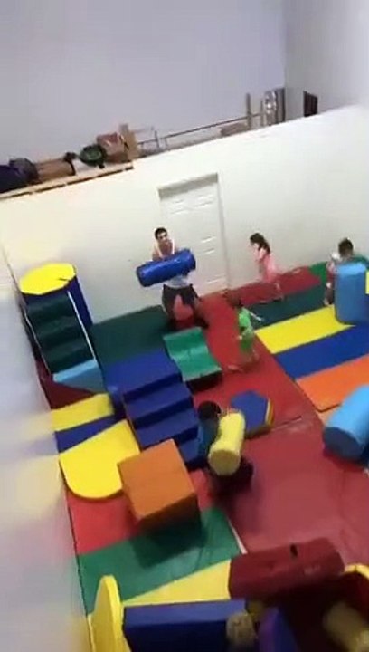 Un adulte est sans pitié avec des enfants dans une aire de jeux