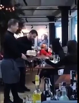 Deux serveurs en ont assez de l'impolitesse des clients - ils leur claquent du gâteau au visage