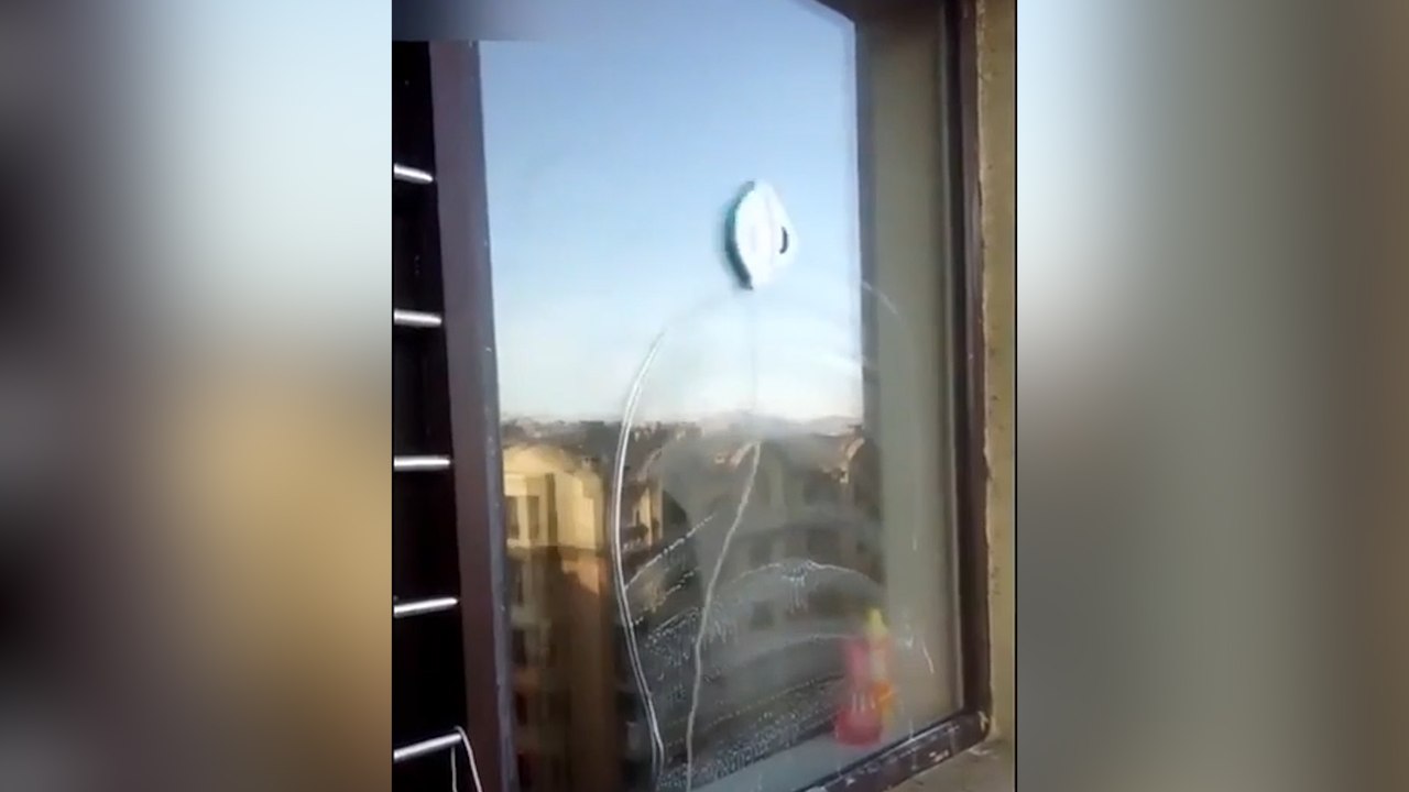 Découvrez ce gadget pour laver ses vitres du côté extérieur avec un aimant !