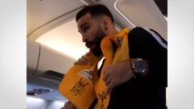 Quand Adil Rami prend la place de l’hôtesse de l’air dans l'avion des Bleus