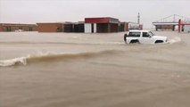 شاهد: الفيضانات تغرق شوارع وتدمر بناها التحتية وتغلق جسورا في الكويت