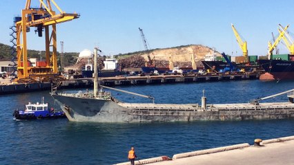 kocaman gemi ile daracık limanda manevra yapan kaptan