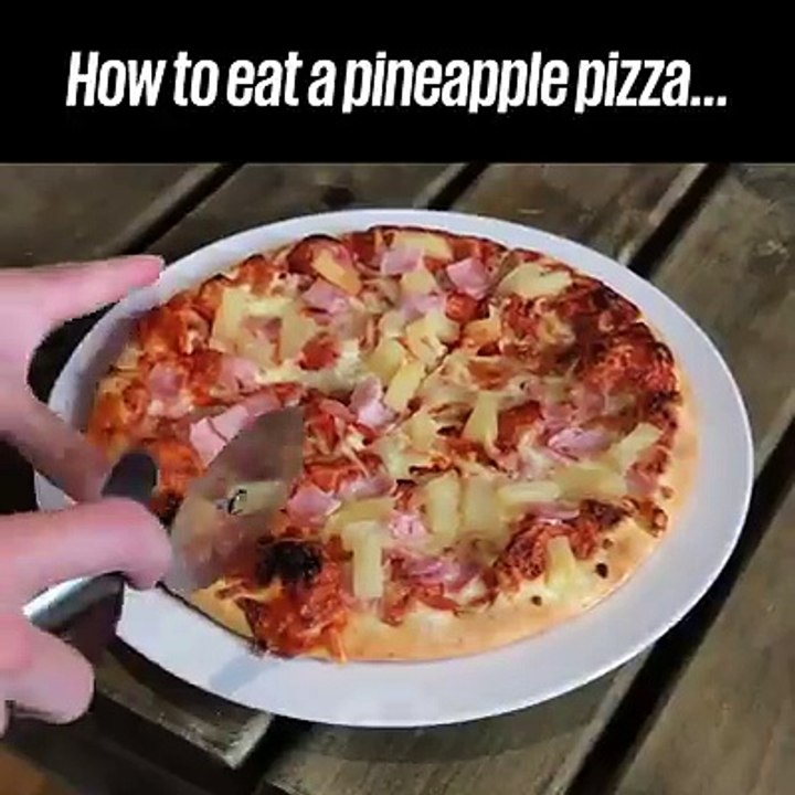 Comment découper et manger une pizza hawaiienne
