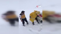 Beytüşşebap'ta Ambulans Kar Nedeniyle Mahsur Kaldı
