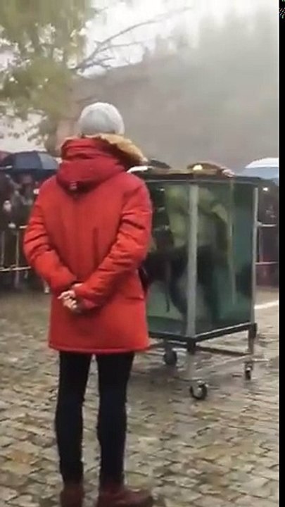Ce magicien n'arrive pas à sortir de l'eau ! Attaché il manque de rester coincé en plein spectacle dans la rue !