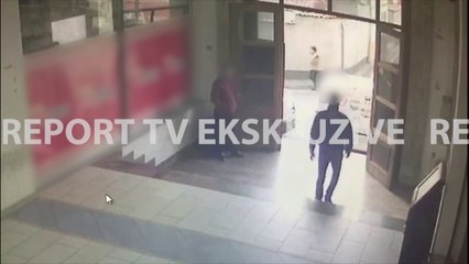 Video ekskluzive/ Operacioni anti-drogë në Tiranë, dy agjentë presin tek hyrja e pallatiti