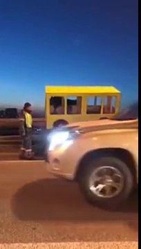 Des russes croisent un drôle de bus sur un pont interdit aux piétons