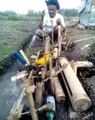 Un homme a construit un instrument à eau - Afrique