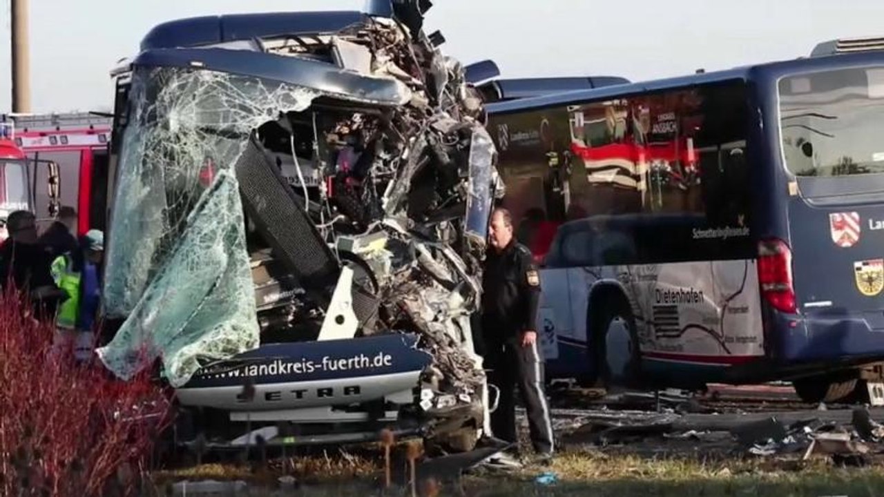 Dois autocarros escolares colidem na Alemanha