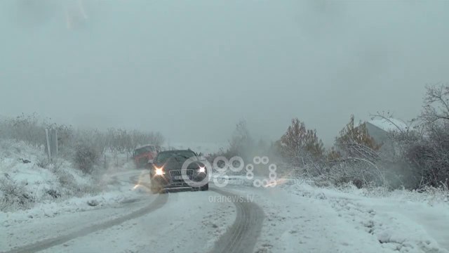 Ora News - Bora bllokon rrugën, pala greke në Kapshticë ndalon lëvizjen e autobusëve