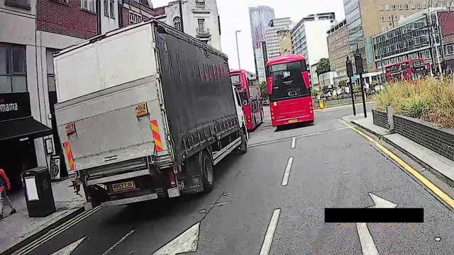 LN13 UGE moped tailgating and close overtake