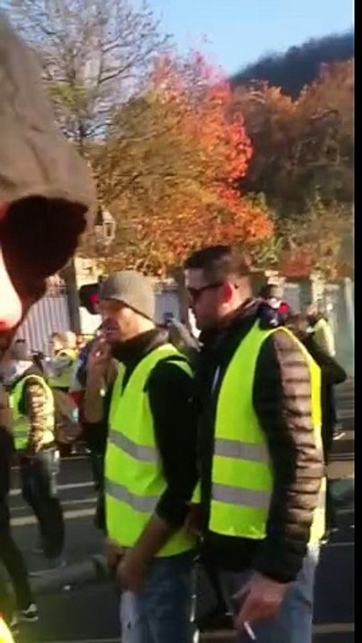 Un gilet jaune recoit un tir de flash Ball sur le visage a bout portant
