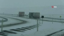 Kars'ta Kar ve Tipiden Araçlar Yolda Mahsur Kaldı