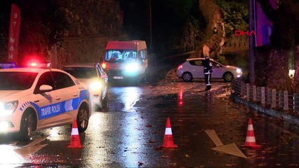 Sarıyer’de ağaç yola devrildi