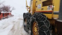 Kardan kapanan köy yolları ulaşıma açılıyor...İş makinelerinin yol açma çalışmaları havadan görüntülendi