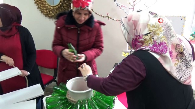 Ev kadınları atıkları süs eşyasına dönüştürdü