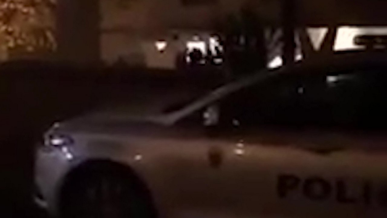 Un policier met des coups à un jeune et lui sort « Et t’a sœur, elle a sucé aussi ? »