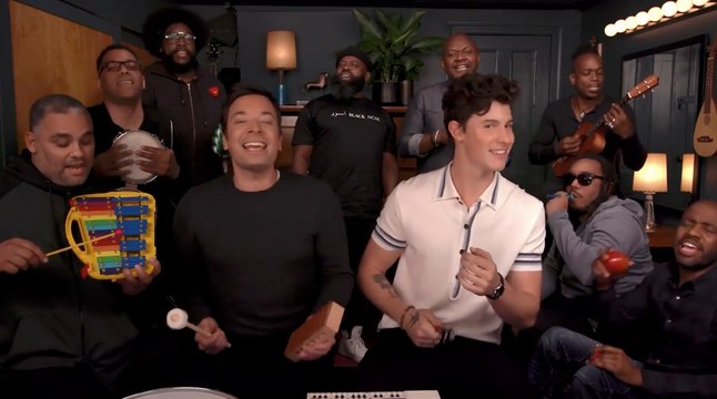 Jimmy Fallon, Shawn Mendes & The Roots chantent Treat You Better avec des instruments pour enfants