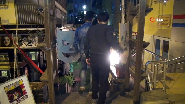 Bu kafede oyun oynamak yasak tiyatro gösterimi serbest