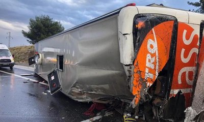 Mersin'de yolcu otobüsü devrildi: 25 yaralı