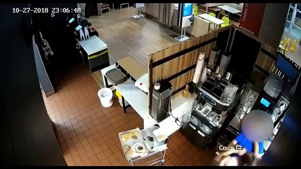 Elle serre la gérante de McDonald la gorge qui ne lui  donne pas plus de ketchup