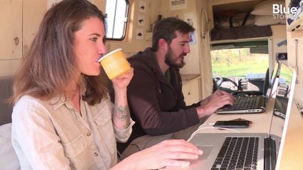 Loin du "métro-boulot-dodo", ils vivent (et travaillent) dans des vans aménagés