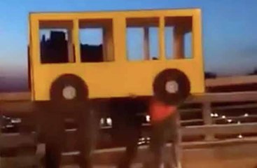 Ils se déguisent en bus pour traverser un pont interdit aux piétons en Russie