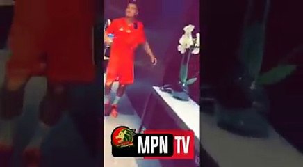 شاهد اجواء حماسية تسبق مباراة المغرب و الكاميرون.