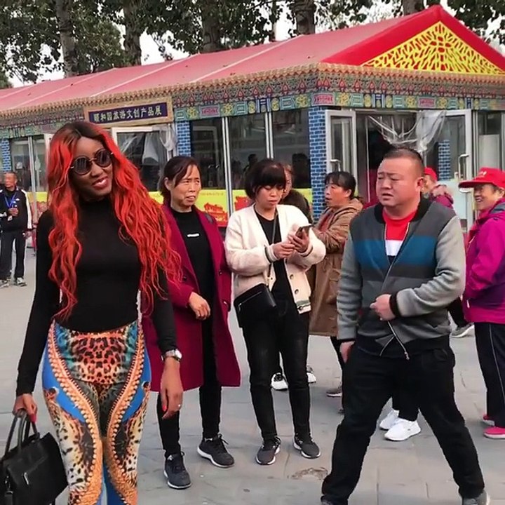 Queen Biz crée le buzz en Chine...Regardez !