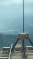 Ce train conduit les touristes au bord d'une falaise ! Vertigineux