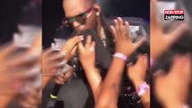 R. Kelly se fait toucher les parties intimes par des fans lors d'un concert, la vidéo qui fait scandale