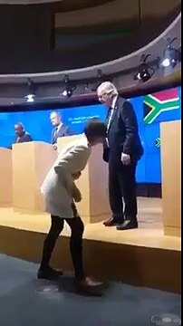 Jean-Claude Juncker appeared publicly footwear, with different shoes.