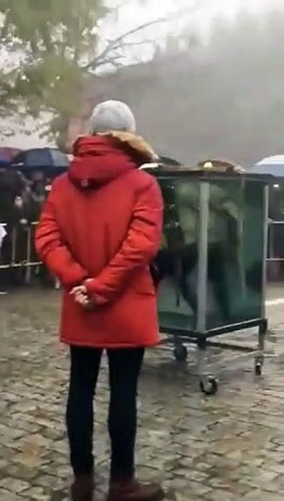 Un magicien rate son incroyable tour de magie et passe à un rien de la mort