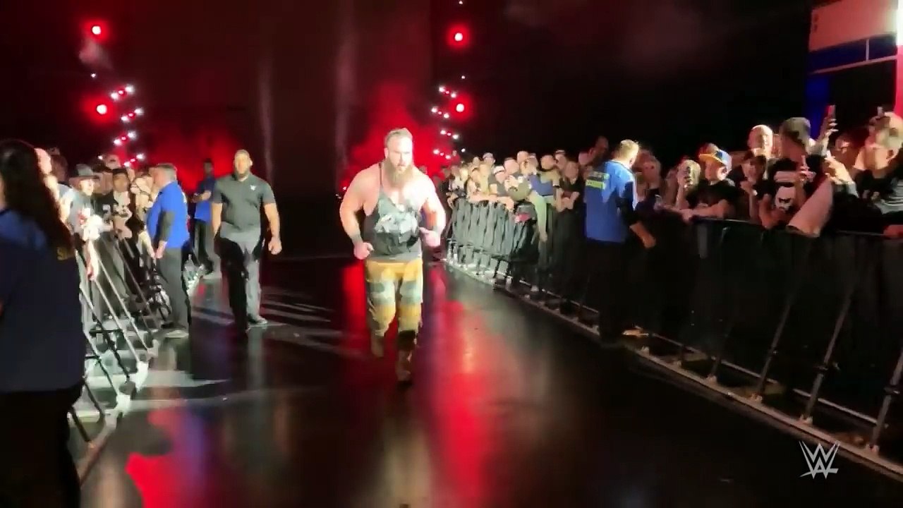 Braun Strowman sneaks up on Baron Corbin at WWE...