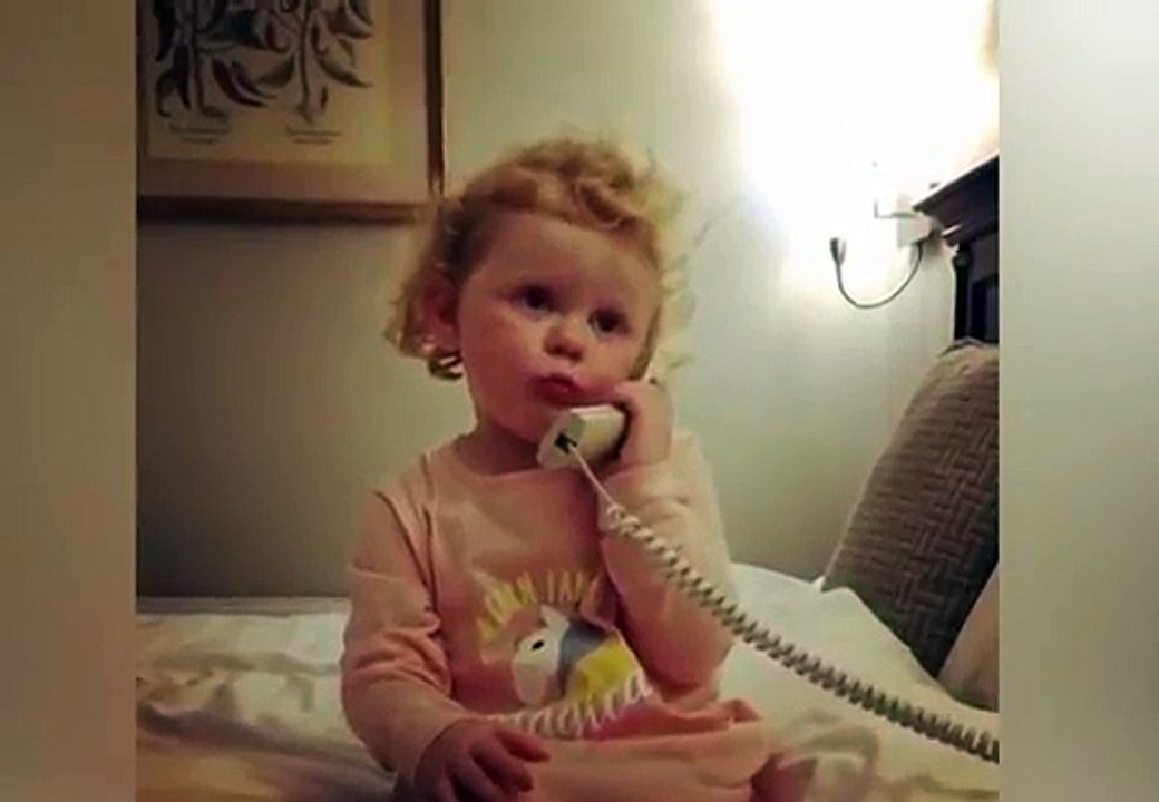 Cette petite fille ayant une conversation sérieuse au téléphone est la meilleure chose que vous allez voir!