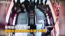 Il pousse son copain dans l'escalator en chariot de supermarché !