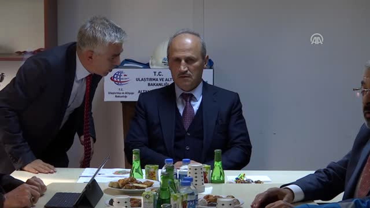 Ulaştırma ve Altyapı Bakanı Mehmet Cahit Turhan, Çamlıca Kulesi'nde İncelemede Bulundu