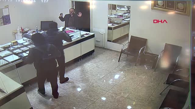 Esenyurt'ta Pompalı Tüfekli Soygunculara Direnen Kuyumcu Kamerada