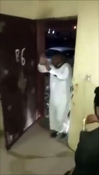 Il fête sa sortie de prison, et prend feu à cause de ses amis !