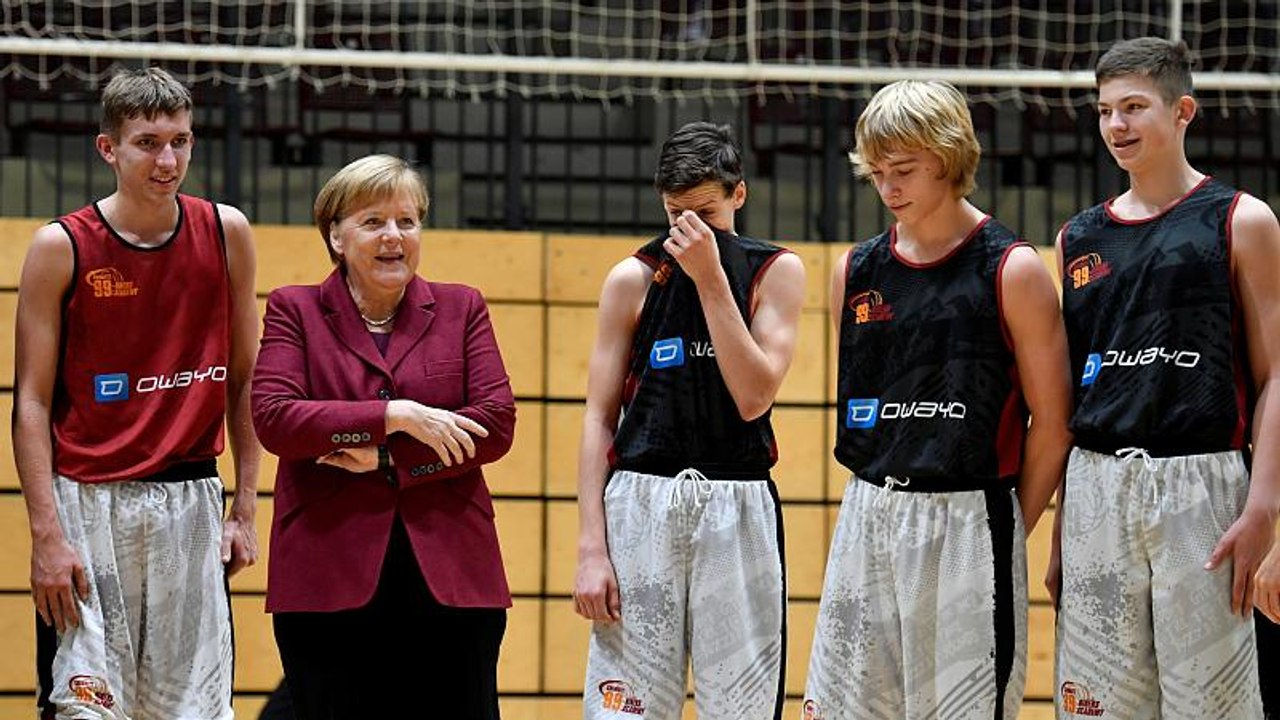 Besser spät als nie? Merkel stellt sich Kritikern in Chemnitz