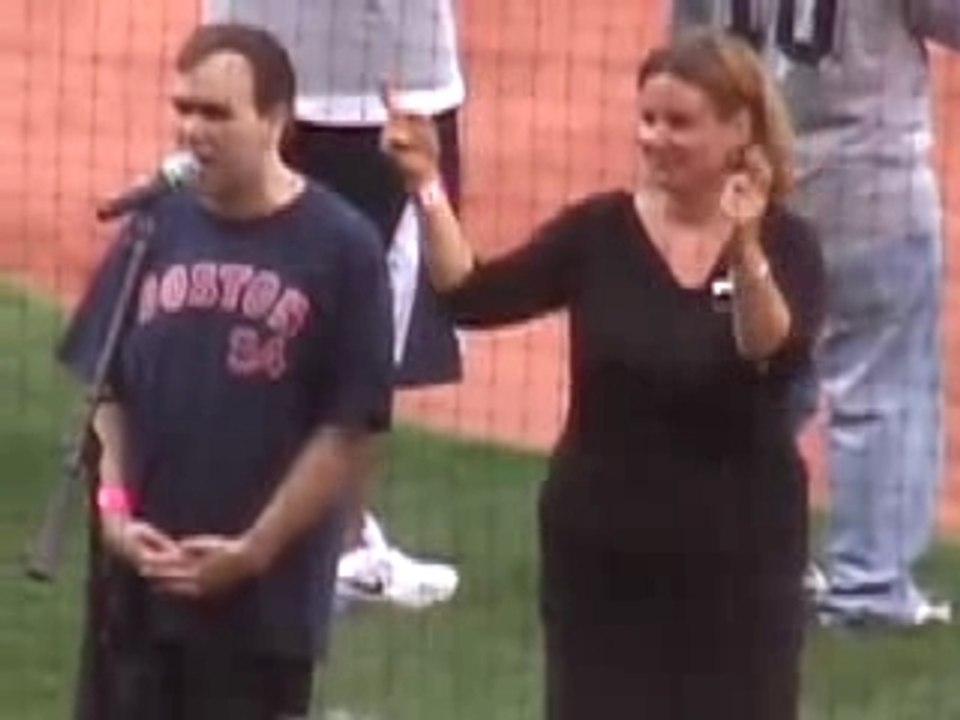 Un autiste chant l'hymne americain